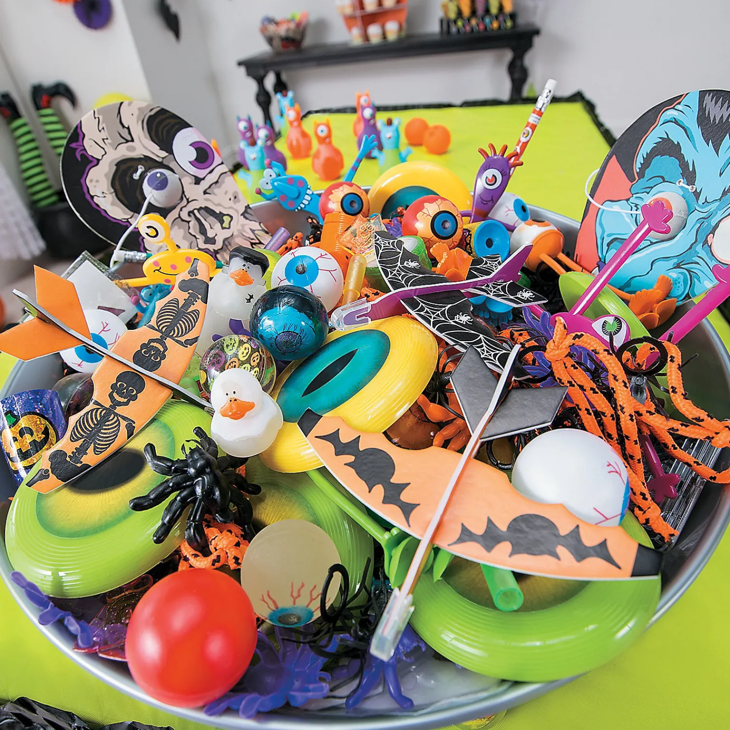 bulk__pc_ultimate_hallowe_1-2.webp Bulk 1000 Pc. Ultimate Halloween Toy Assortment<Oriental Trading Fashion