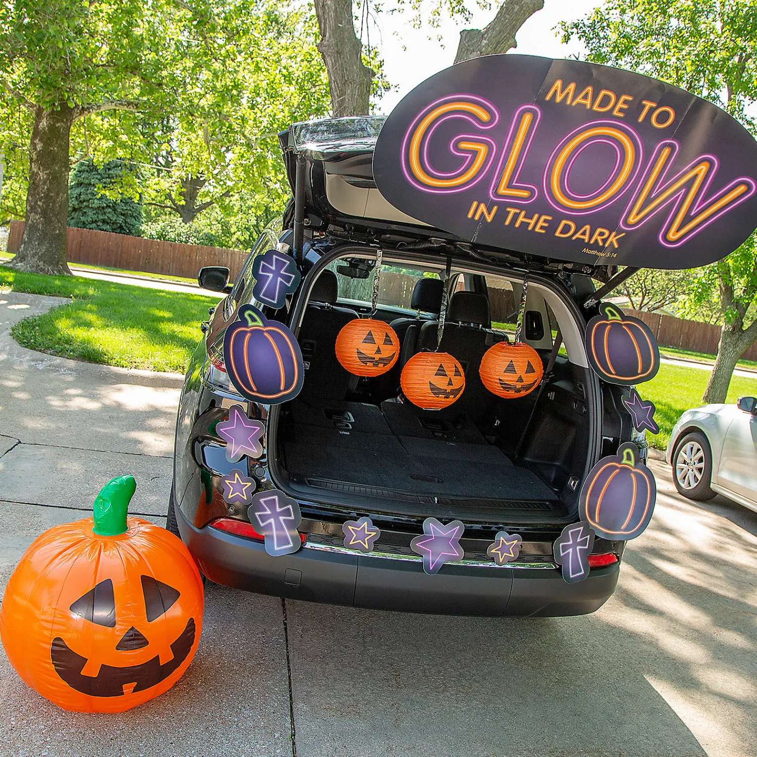 glow_with_god_trunkortrea_0-1.webp Glow With God Trunk-Or-Treat Decorating Kit -26 Pc.<Oriental Trading Sale