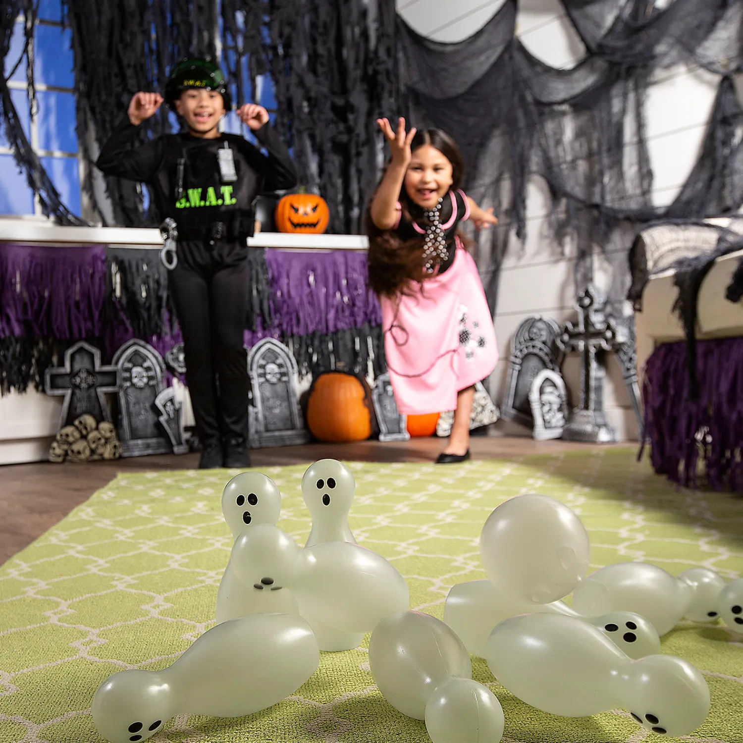 glowinthedark_halloween_g_2.webp Glow-In-The-Dark Halloween Ghost Bowling Kit<Oriental Trading Hot