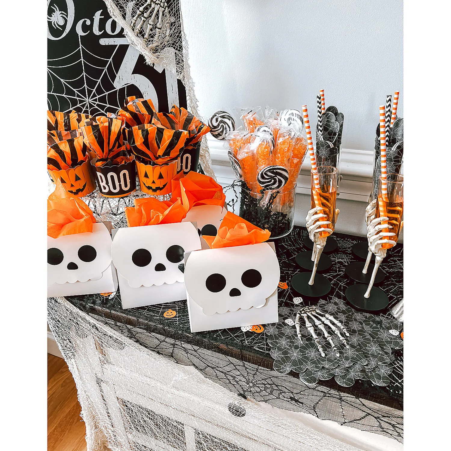 halloween_skull_head_trea_1.webp Halloween Skull Head Treat Boxes - 12 Pc.<Oriental Trading Sale