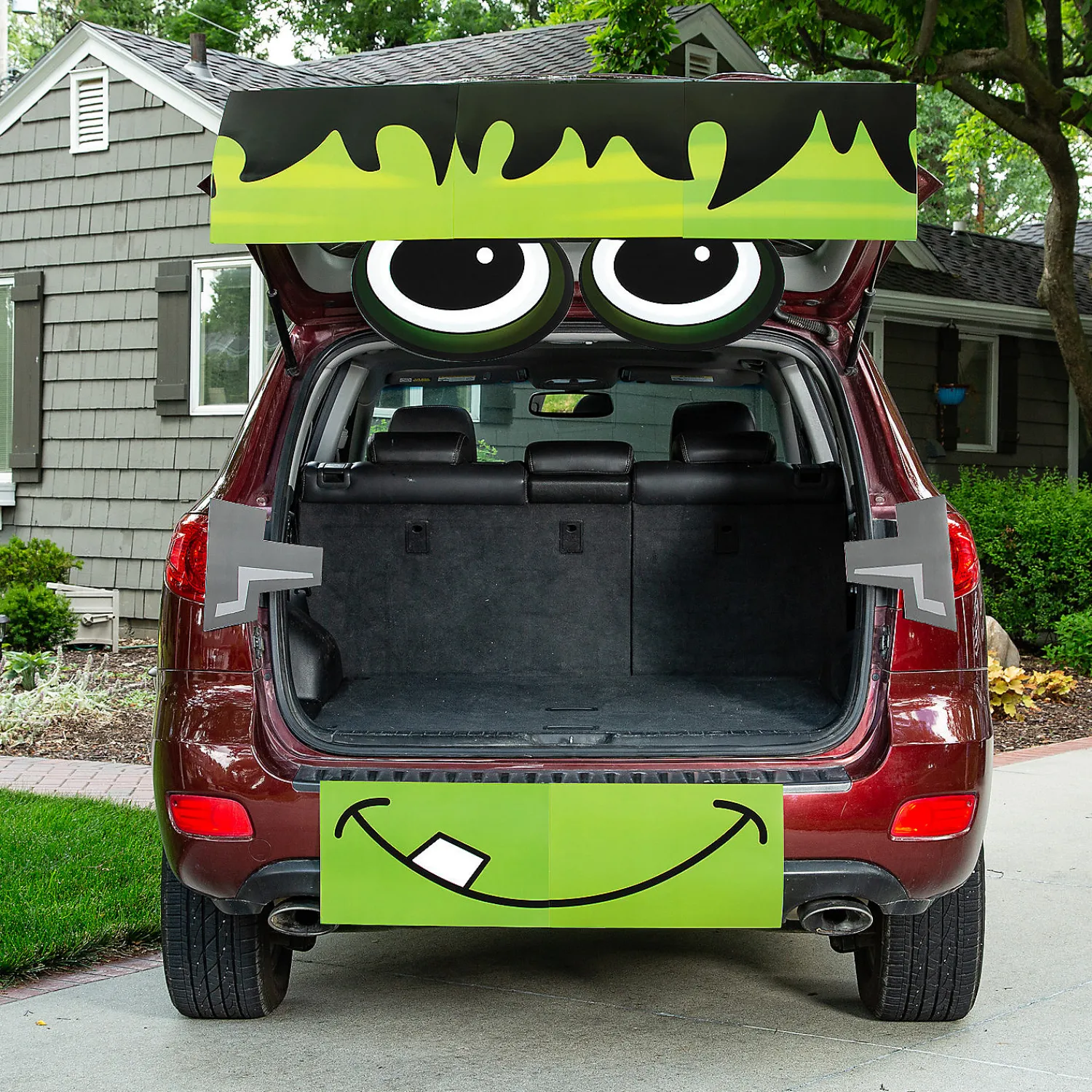value_green_monster_trunk_0.webp Value Green Monster Trunk-Or-Treat Decorating Kit - 9 Pc.<Oriental Trading Store